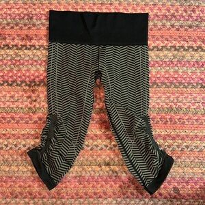 VTG LULULEMON SEAMLESS GREEN & BLACK STRIPE CROPPED ATHLETIC LEGGINGS
